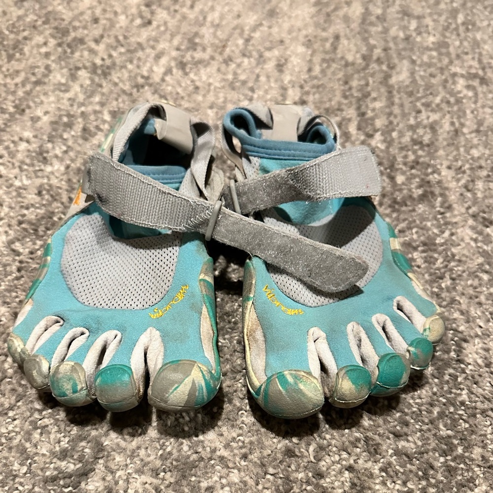 😬SOLD 😬Women's US 6 (36) Vibram FiveFingers Turquoise Camo Minimalist Shoe